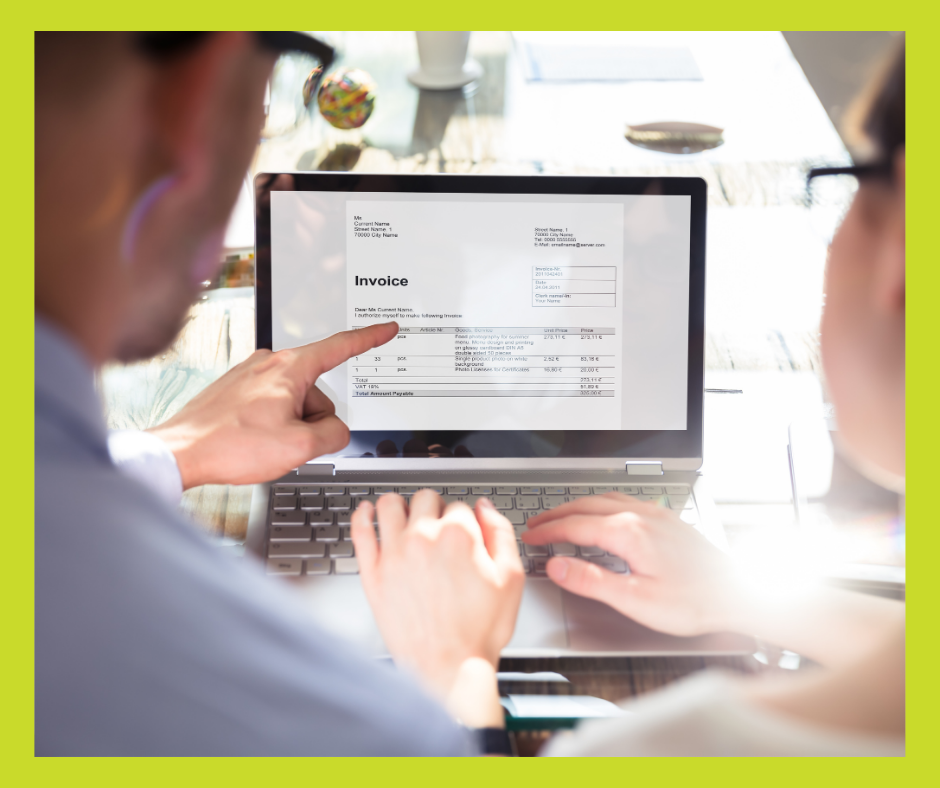 Ludzie patrzący na laptop